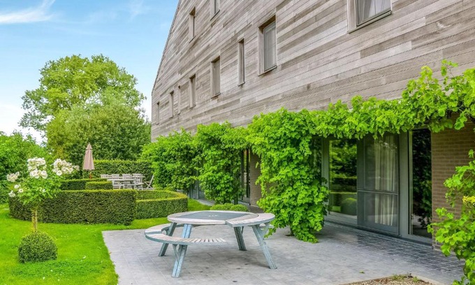 Alveringem Casa | Serene Holiday Home in Gijverinkhove with Terrace, Garden