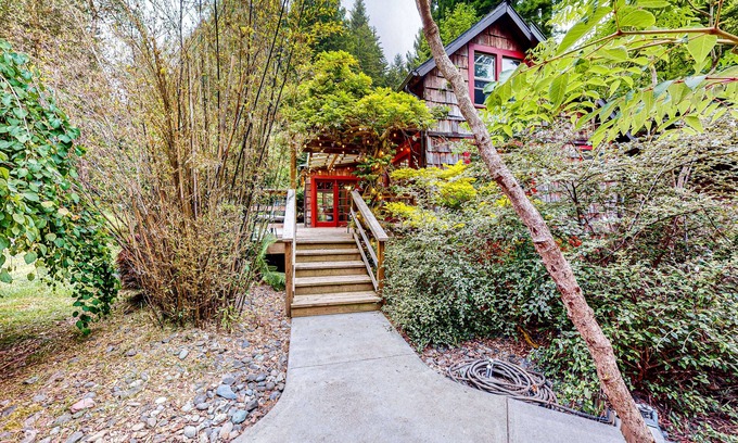Humboldt Hill Cabina | Serene home with a game room, firepit, & grill