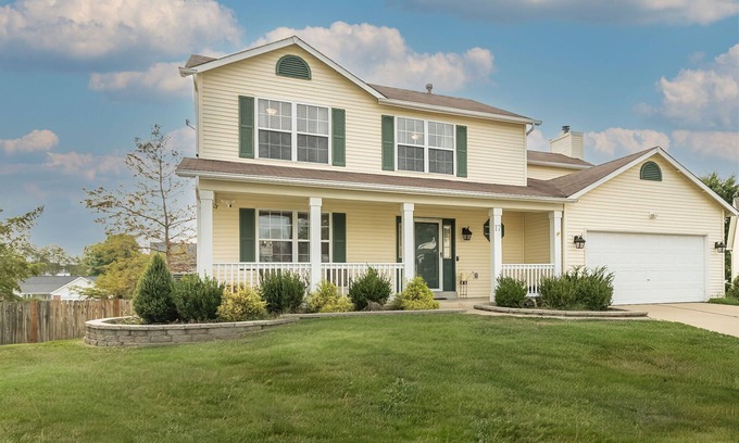 O'Fallon Casa | Serene Ivory*Fireplace*Fenced Yard* Dogs Welcome!
