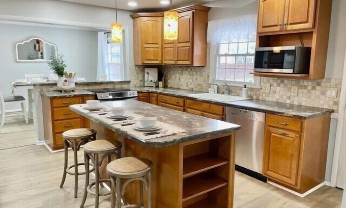 Ivy Hills Casa | Serene Ivy Hills Home w/ Hot Tub & Screened Porch