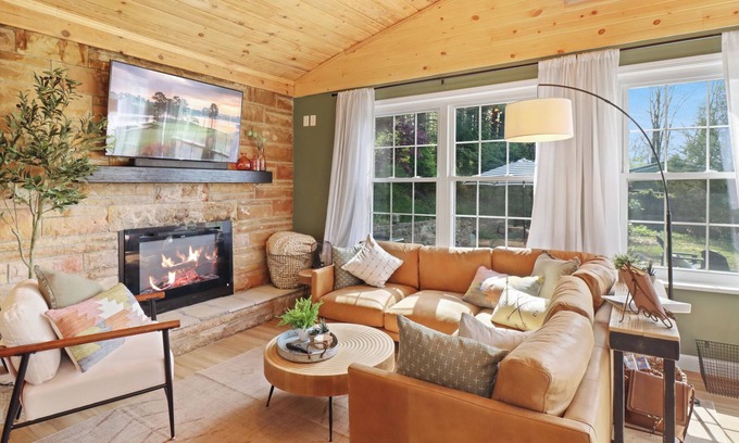 Crittenden Casa | Serene Kentucky Lake Cabin Hot tub, Kayaks, Quiet Space, 15 min to Ark