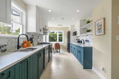 Dunbar Casa | Serene Kerrisdale Retreat, Private Room with Shared Amenities