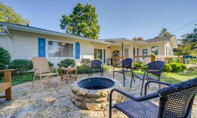 Lake Junaluska Apartamento | Serene Lake Junaluska Gem Deck and Mountain Views