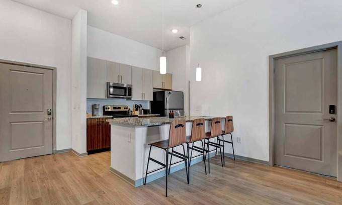 Clemson Apartamento | Serene Lake & Pool Retreat – 5 Min to College Ave Buzz!