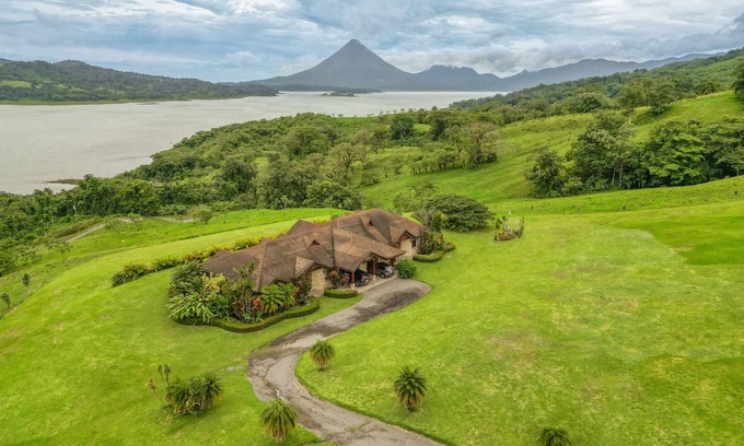 Tronadora Casa | Serene Lake View Duplex with a Hot tub, WIFI, & Dog Friendly