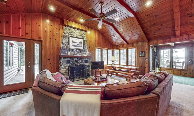 Boulder Junction Casa | Serene Lakefront Home w/ Wifi, docks, kayaks, gas grill, fire pit & more