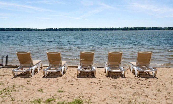 Mayfield Apartamento | Serene Lakefront Getaway at Fife Lake Lodge