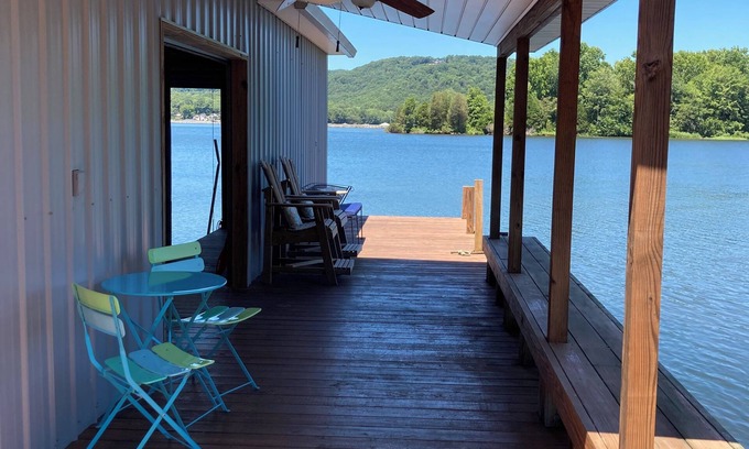Scottsboro Casa | Serene lakefront home on Lake Guntersville with boat house & fishing from dock
