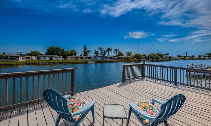 Aloha Gardens Casa | Serene Lakefront home in Tampa Bay, close to beaches and downtown Tarpon Springs