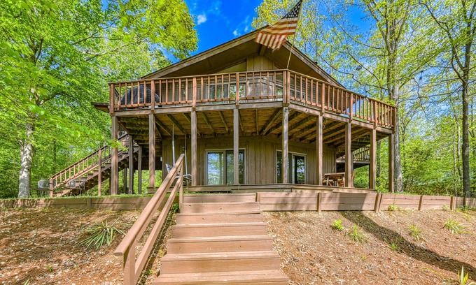 Mineral Casa | Serene lakefront home with free WiFi, private dock, game room, & central AC