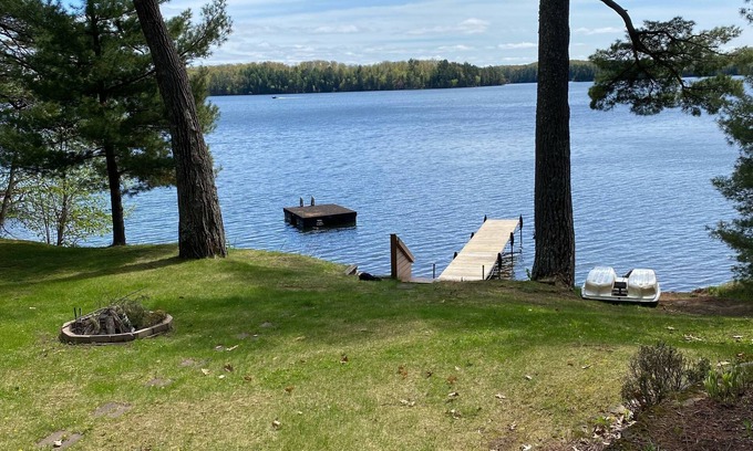 Arbor Vitae Casa | Serene Lakefront Retreat on Little Arbor Vitae