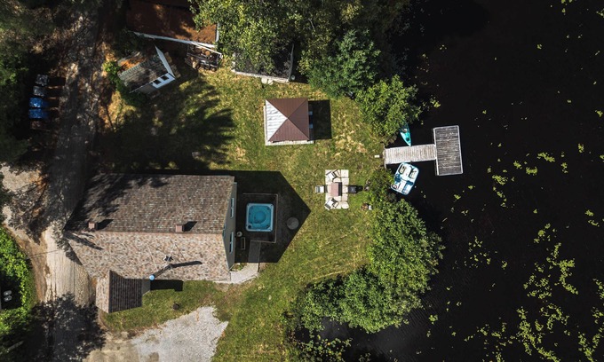 Saint-Calixte Chalet De Esquí | Serene Lakeside Haven with Spa and Kayak Fun