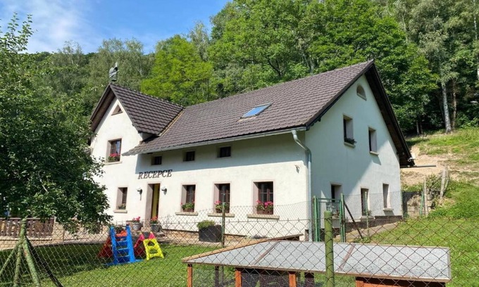 Starkov Villa | Mansión serena con piscina