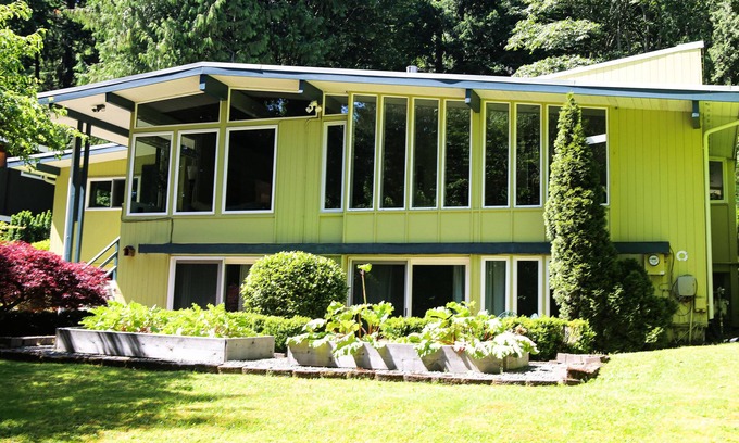 Highland Terrace Casa | Serene Mid-Century Retreat