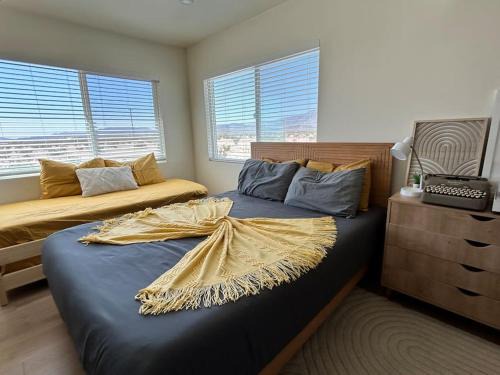 Wonder Valley Casa | Serene Modern Home Backdoor with great WiFi, games, movies, patio seating and bbq Easy Access to North Joshua Tree National Park in 10 minutes