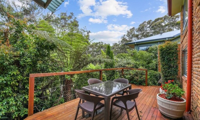 Wentworth Falls Casa | Serene Mountain Haven with Scenic Balcony & Garden