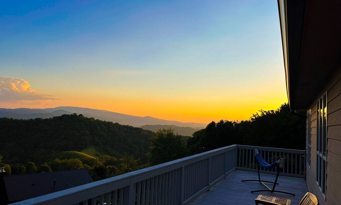 Boone Cabaña | Serene Mountain Cottage with Amazing Sunset Views