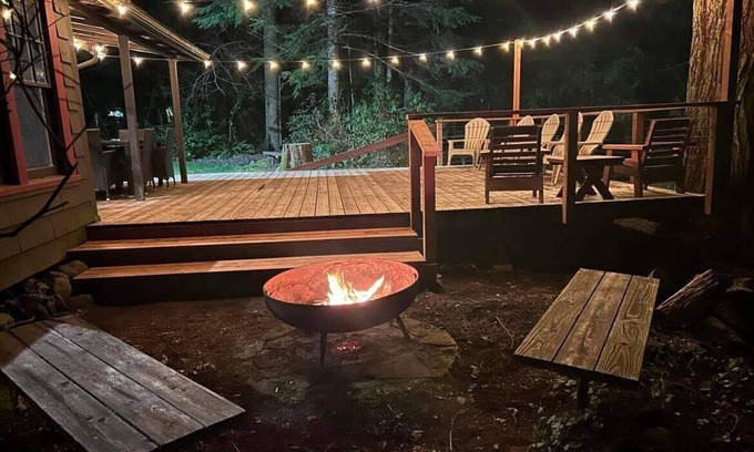 Rhododendron Cabina | Serene Mt Hood Cabin. Large Deck with Water View
