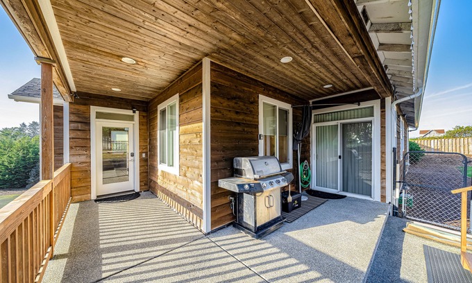 Surf Pines Casa | Serene, Open Home w/ a Private Hot Tub - Walk to Beach & Golf - Dogs OK