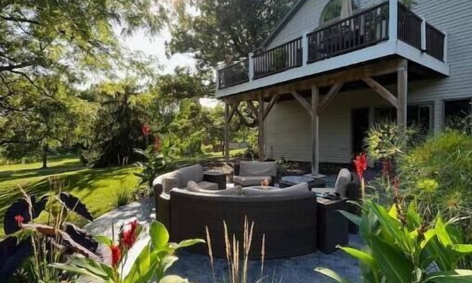 Butte Des Morts Casa | Serene property close to EAA
