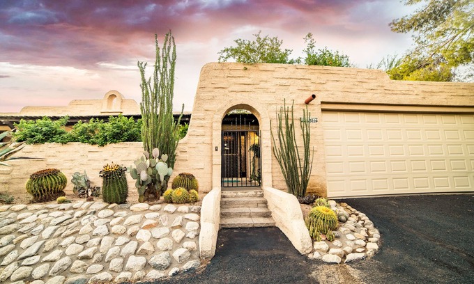 Pueblo Villas Casa | Serene Pueblo Style Townhome en Scenic North Central Tucson