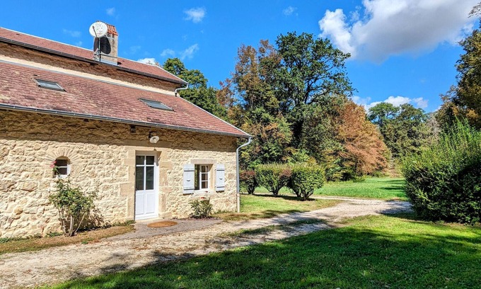 Saint-Loup-Nantouard Cabaña | Retiro sereno con piscina privada y tenis en plena naturaleza