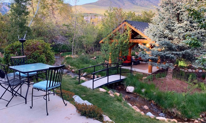 Wolf Creek Apartamento | Sereno respaldo de la propiedad del campo de golf.
