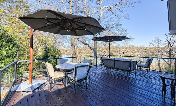 Arden-on-the-Severn Casa | Serene, riverfront home with deck, balcony, kitchen & fireplace - dog-friendly