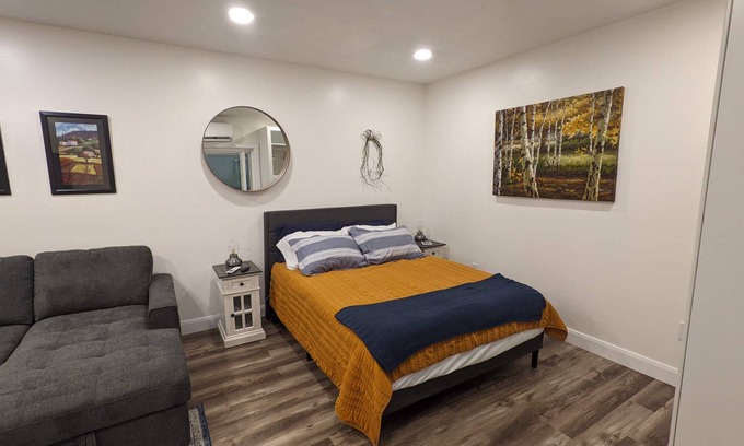South Jordan Apartamento | Serene Riverton Studio / Mountain Views / Hot Tub / 22mi to SLC & Ski Resorts
