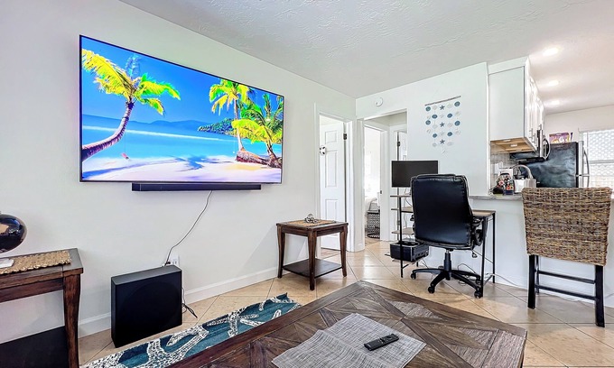 Sarasota Springs Casa | Serene Sarasota Retreat with King Bed, Full Kitchen, Fast Wi-Fi and A/C
