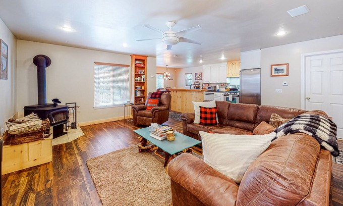 Pla-Vada Woodlands Casa | Serene & secluded retreat with wood stove, mountain views, & spacious deck