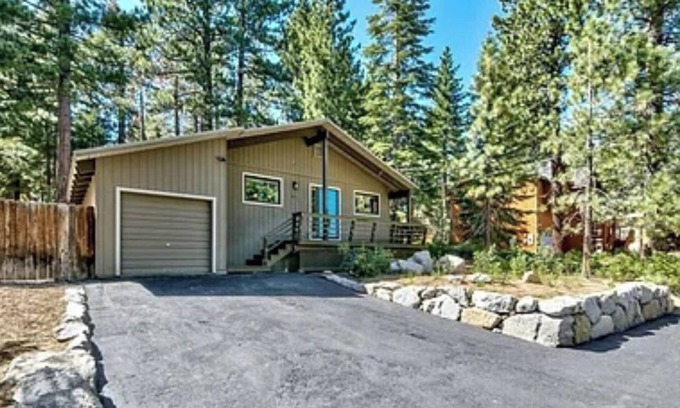Pioneer Trail Casa | Serene South Lake Tahoe seasonal retreat with modern amenities