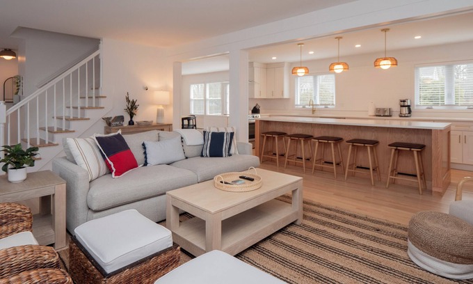 Newport East Casa | Serene & Spacious Home 10 min to Newport and Beaches, 3 bed, 2.5 bath, sleeps 9