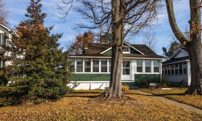 Croom Cabaña | Serene spot, West River dock, sunsets, the Bay, only 40 min from Alexandria, DC.