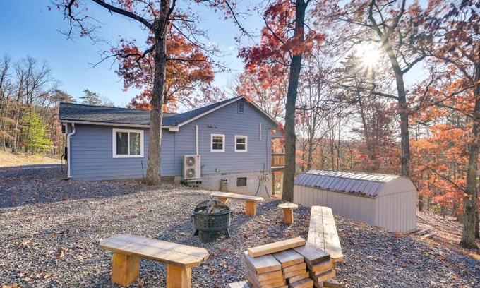 Points Casa | Serene Springfield Retreat on 6 Acres with Hot Tub!