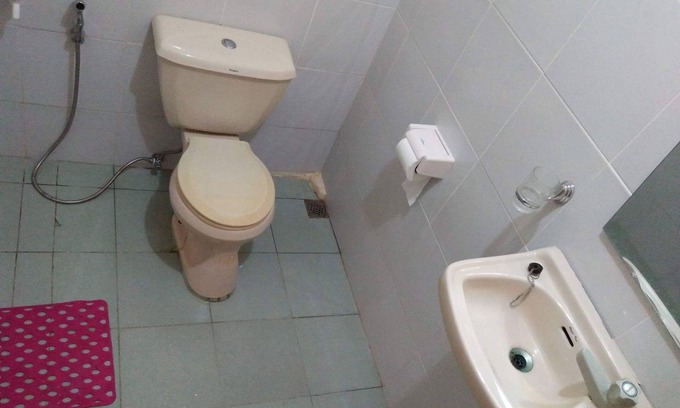 Gubat Apartamento | Estudio sereno en una propiedad cerrada en el centro de la ciudad.