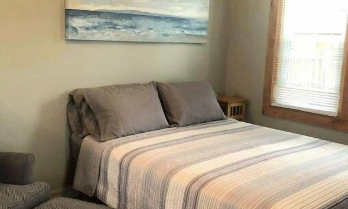 Geneva-on-the-Lake Casa | Serene Suite right off GOTL Strip! Sleeps 2!
