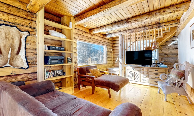Taos Ski Valley Cabina | Serene & sunlit dog-friendly cabin with hot tub, fire pit, & views - near skiing