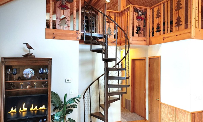 Montello Casa | Serene Sunset View Lakehouse Near Cascade Mountain