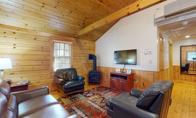 Northport Cabina | Serene two-bedroom dog-friendly cabin getaway with kitchen, fireplace & more