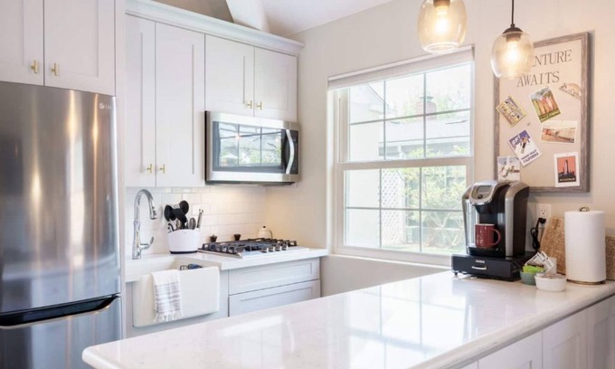Talmadge Cabaña | Serene Urban Oasis - Cozy 1 Bedroom Cottage
