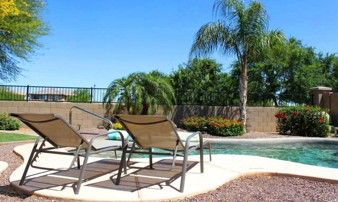 Sanalina Casa | Serena casa de vacaciones con piscina privada climatizada y parque