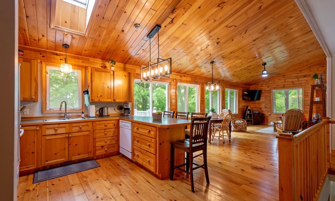 Springfield Casa | Serene Waterfront Getaway - Paddle Board Canoe