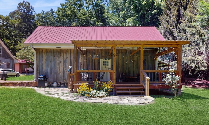 Blairsville Casa | Serene waterfront home with firepit, deck, & central AC