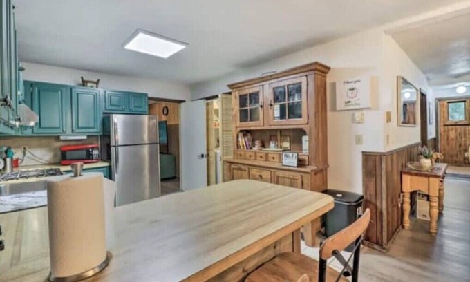 Tobyhanna Cabina | Serene Woods Retreat:Backyard Firepit Pet-Friendly