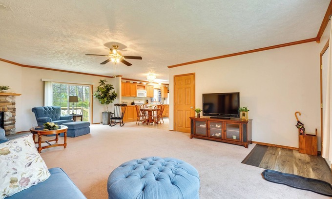 Zanesville Apartamento | Serene Zanesville Getaway: Hot Tub, 2 Decks!