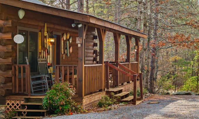 Mentone Cabina | Serenity-A Romantic Secluded Riverfront 1 level expansive log cabin with hot-tub