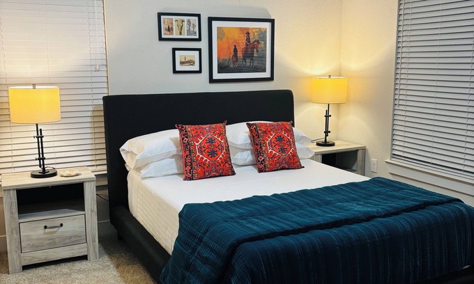 San Antonio Apartamento | Serenity and sophistication in this stylish, retreat close to attractions.