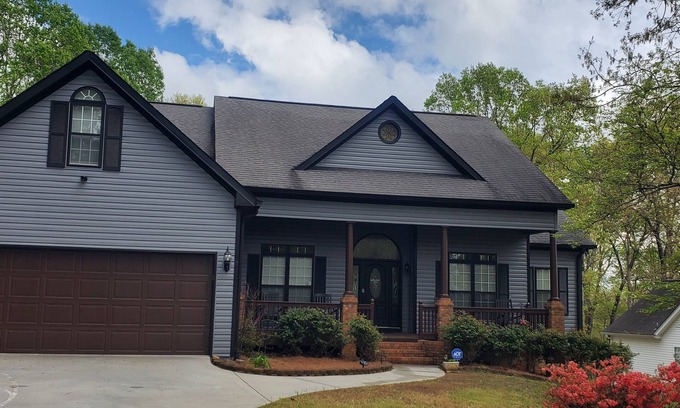 Gainesville Casa | Serenity at the Lake with a Twist