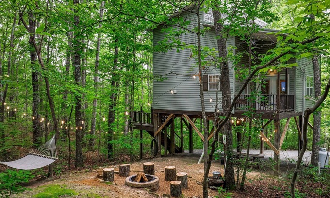 Fort Payne Cabina | Serenity Escape Treehouse on 14 Acres with easy trails, fire pit and hammock.
